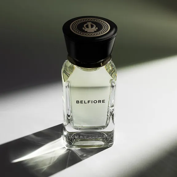 Parfümflakon BELFIORE: klare Flüssigkeit, markanter schwarzer Verschluss.